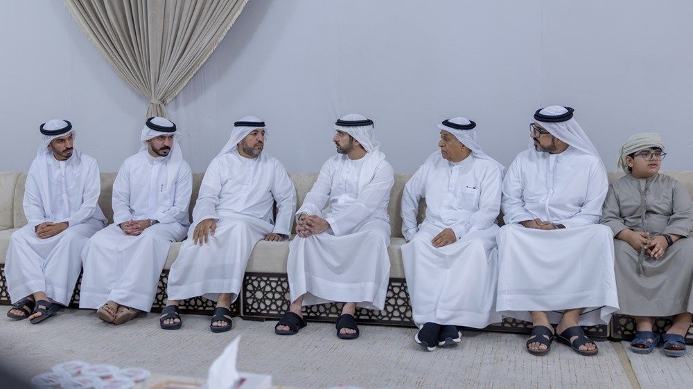 حمدان بن محمد يقدّم واجب العزاء في وفاة عمر أحمد البلوشي