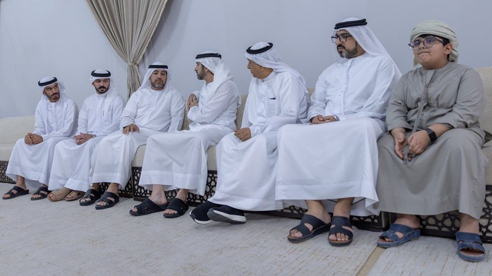 حمدان بن محمد يقدّم واجب العزاء في وفاة عمر أحمد البلوشي