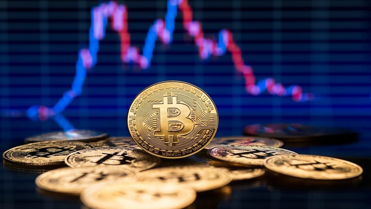 سعر البيتكوين يفقد مستوى 70 ألف دولار وتصحيح واسع يضغط على العملات البديلة: التفاصيل