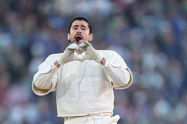 بالفيديو والصور- باد باني يشعل سوبر بول بمفاجآت النجوم…زفاف حقيقي وعرض نصف نهائي لا يُنسى