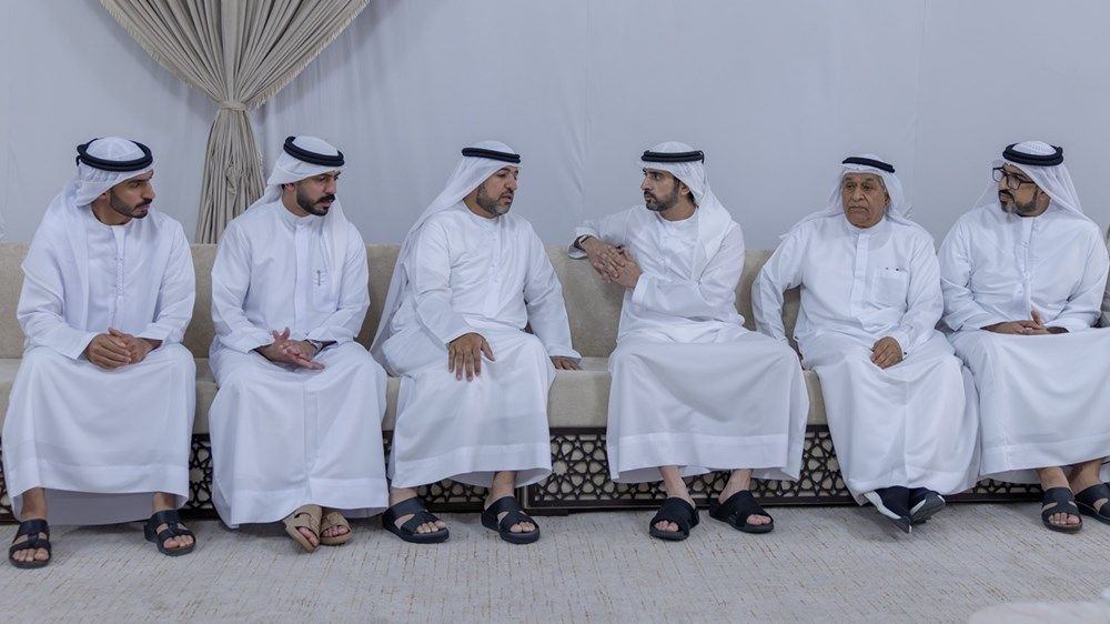 حمدان بن محمد يقدّم واجب العزاء في وفاة عمر أحمد البلوشي