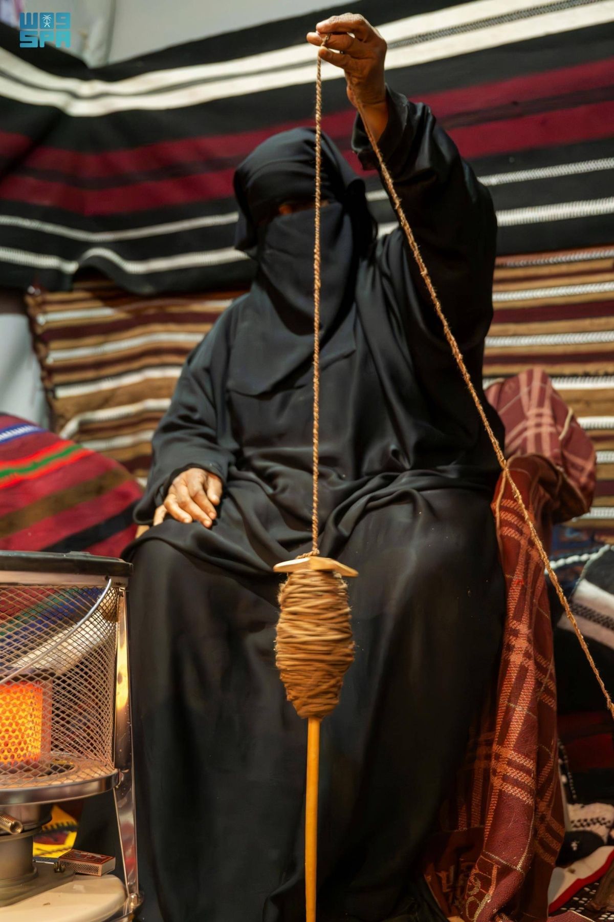 حرفة السدو تبرز حضورها التراثي
في مهرجان التمور بدومة الجندل