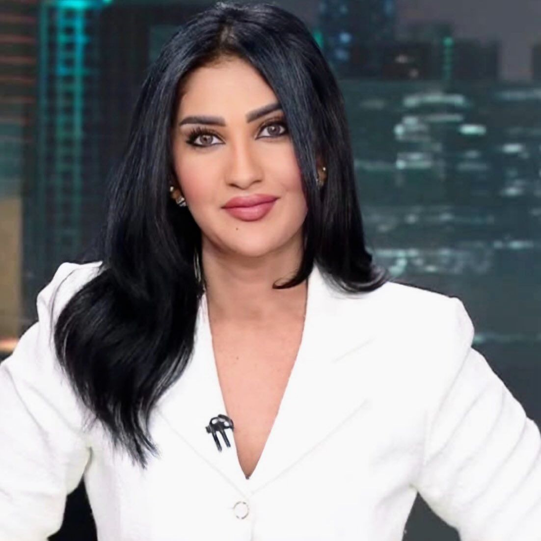 شاهد بالصورة.. المذيعة المغضوب عليها داخل مواقع التواصل السودانية “تسابيح خاطر” تخطف الأضواء بأحدث إطلالة: (عليّا الحرب دوم تشن)