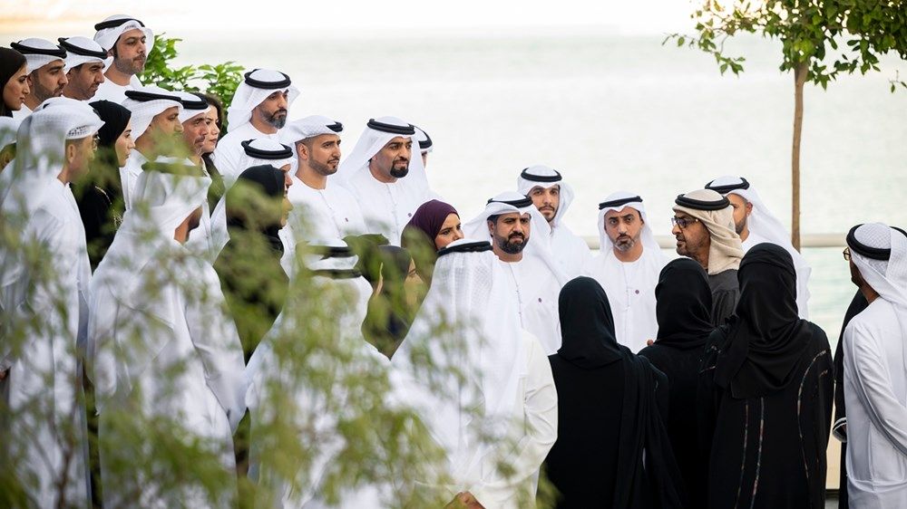 رئيس الدولة يستقبل المشاركين في برنامج القادة الإماراتيين من الصف الثاني الذي عقد في الصين