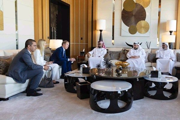 طحنون بن زايد يلتقي رئيس مجلس الإدارة والرئيس التنفيذي لمورغان ستانلي