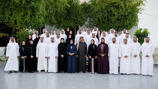 رئيس الدولة يستقبل المشاركين في برنامج القادة الإماراتيين من الصف الثاني الذي عقد في الصين