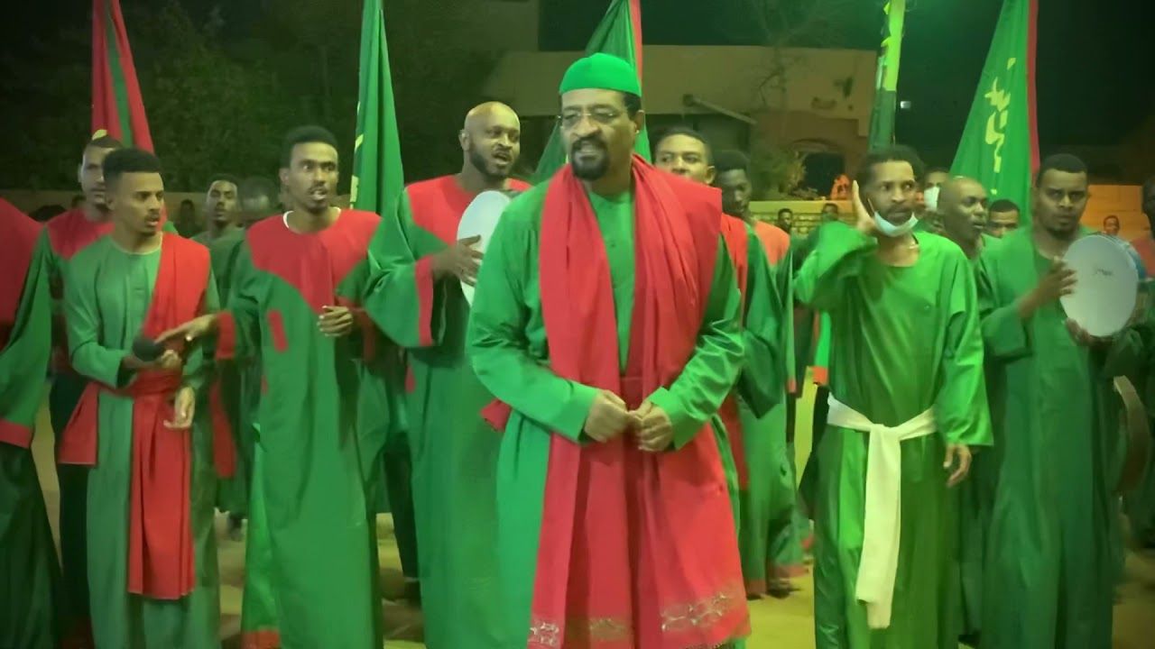 شاهد بالفيديو.. بعد أداء العمرة.. شيخ الأمين يعفو عن كل من أساء إليه ويدافع عن الفنانين: (أحد الصحابة كان عنده “عود” يعزف ويغني عليه)