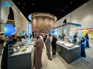 متحف القرآن الكريم بمكة يعرض نسخة نادرة من “المصحف الأزرق” بالخط الكوفي وماء الذهب