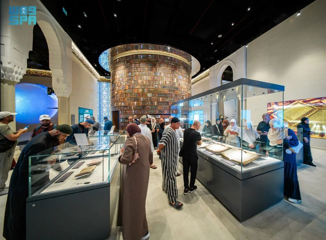 متحف القرآن الكريم بمكة يعرض نسخة نادرة من “المصحف الأزرق” بالخط الكوفي وماء الذهب