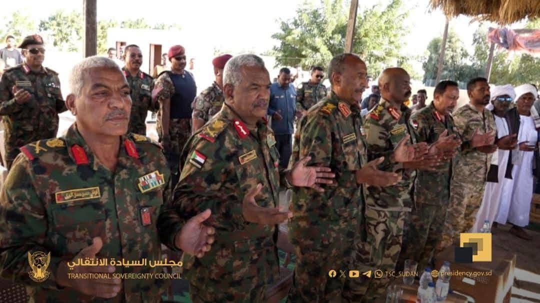 البرهان يقدم واجب العزاء في الشهيد اللواء معاوية حمد قائد الفرقة ٢٢ مشاة بابنوسة