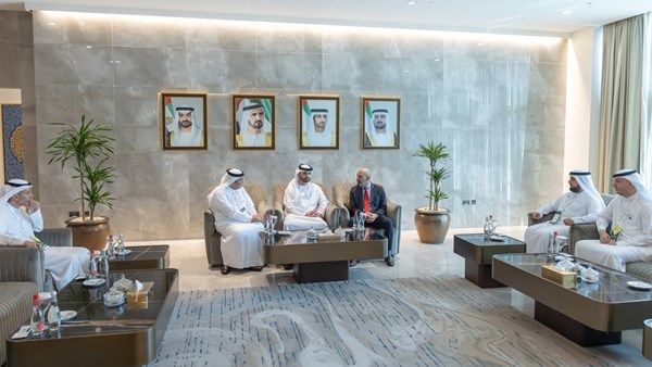 منصور بن محمد يلتقي الرئيس التنفيذي لمنظومة جامعة «Rush» الطبية