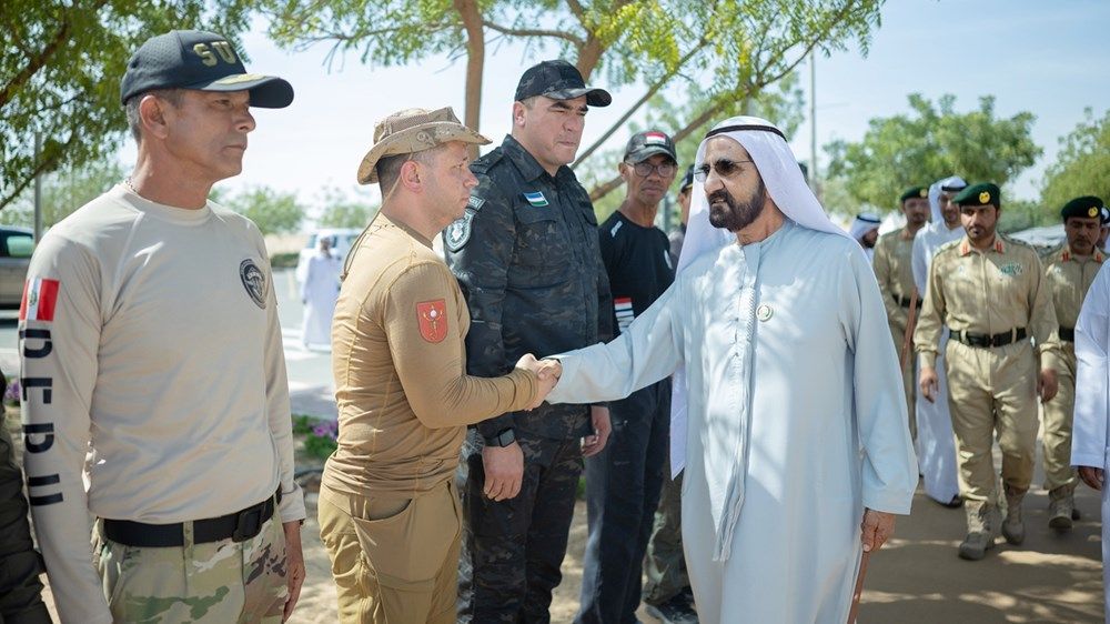 محمد بن راشد يشهد جانباً من منافسات اليوم الختامي من تحدي «سوات» ويشيد بمستوى الفرق