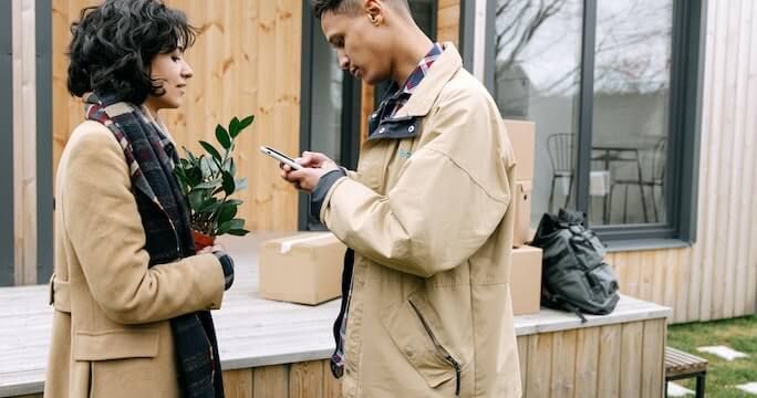 شاهد بالفيديو.. فتاة سودانية تثير الجدل: (لو في ولد عجبني بمشي بقول ليهو أديني رقمك) والجمهور يسخر: (خفيفة زي شاي البكاء)