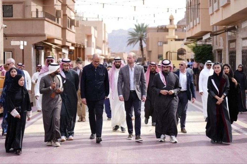 وزير الثقافة يصطحب ولي عهد بريطانيا في جولة داخل محمية شرعان والبلدة القديمة في العلا