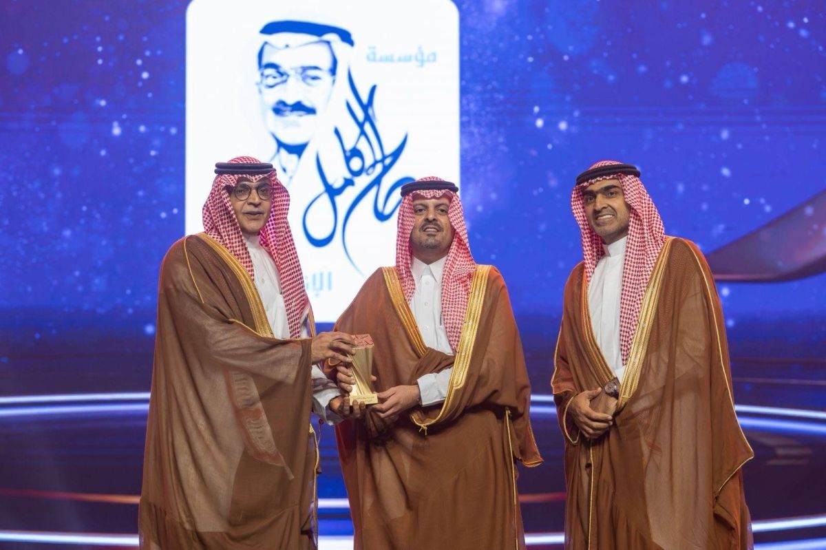 نائب أمير مكة يُتوّج مؤسسة صالح عبد الله كامل الإنسانية بجائزة مكة للتميّز في مسار التميّز الاجتماعي