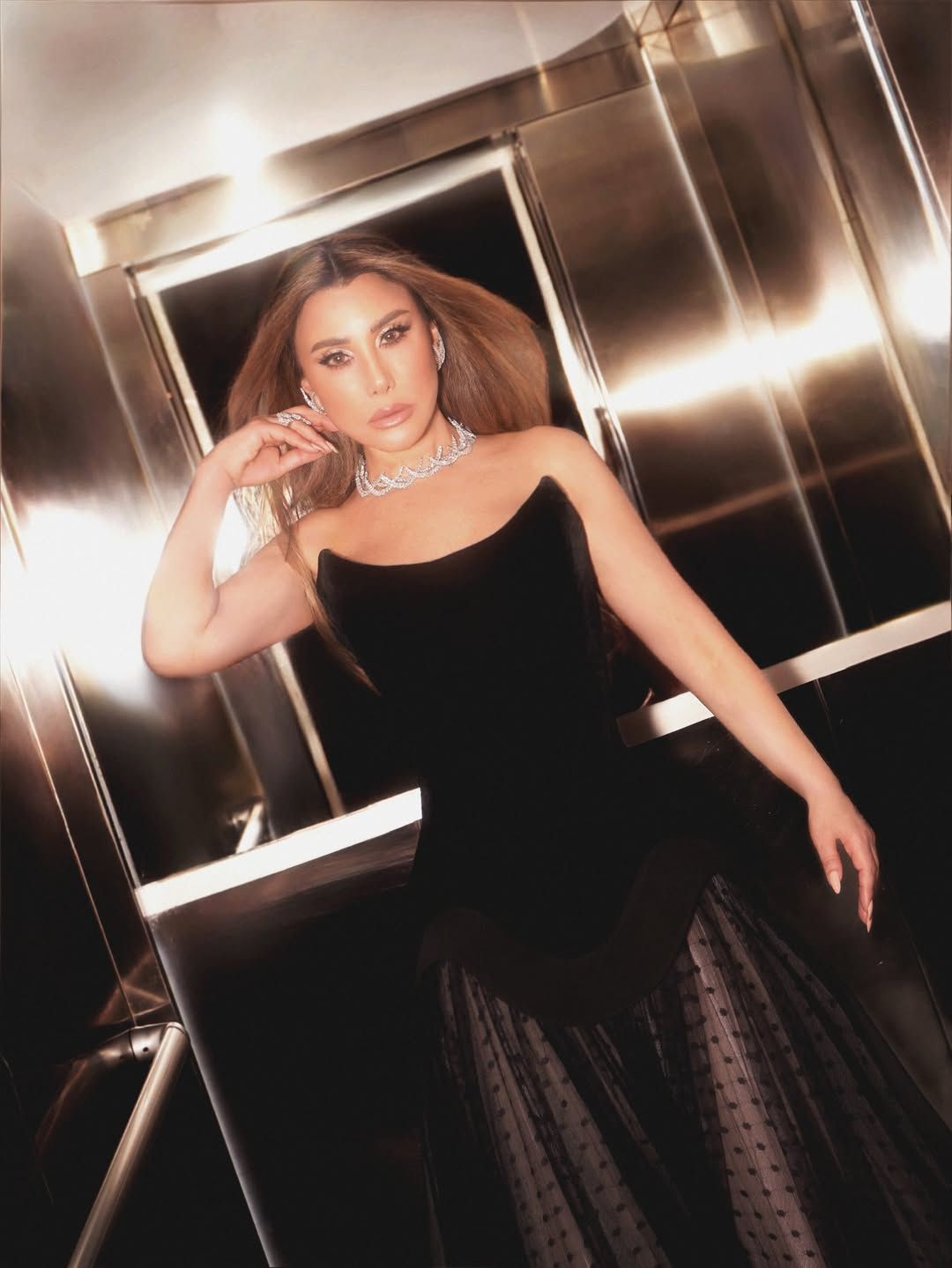 “ضيق ومفتوح”.. نجوى كرم تضج جمالاً بفستان فخم – شاهد