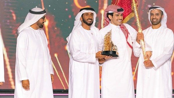 ولي عهد رأس الخيمة ونهيان بن زايد يتوجان الفائز في الموسم الـ12 لبرنامج شاعر المليون