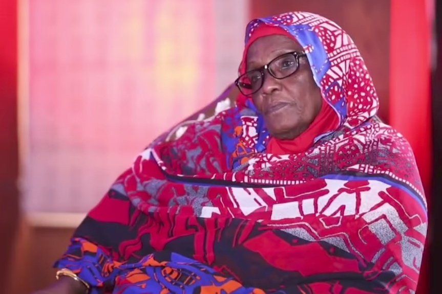 شاهد بالفيديو.. والدة الفنان الراحل محمود عبد العزيز: (اتخذلت في هذا المطرب!! وكل من كانوا حول الحوت منافقون عدا واحد)