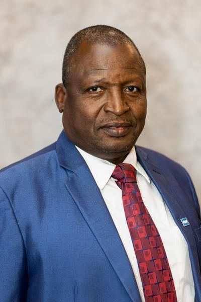 شاهد بالفيديو.. على أنغام أغاني “الزنق”.. لاعبو حي الوادي يحتفلون مع راعي الفريق ونائب رئيس إتحاد الكرة أسامة عطا المنان بمناسبة زواجه