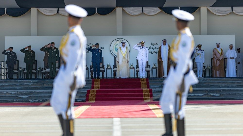 حمدان بن محمد يشهد تخريج الدورة الـ 26 من المرشحين البحريين بكلية راشد بن سعيد آل مكتوم البحرية