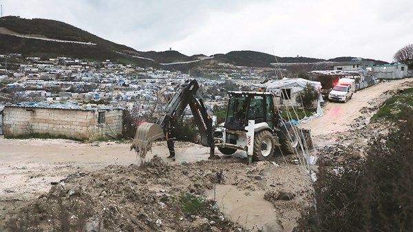 سوريا.. إجلاء عشرات العائلات من مخيمات إدلب جراء الأمطار