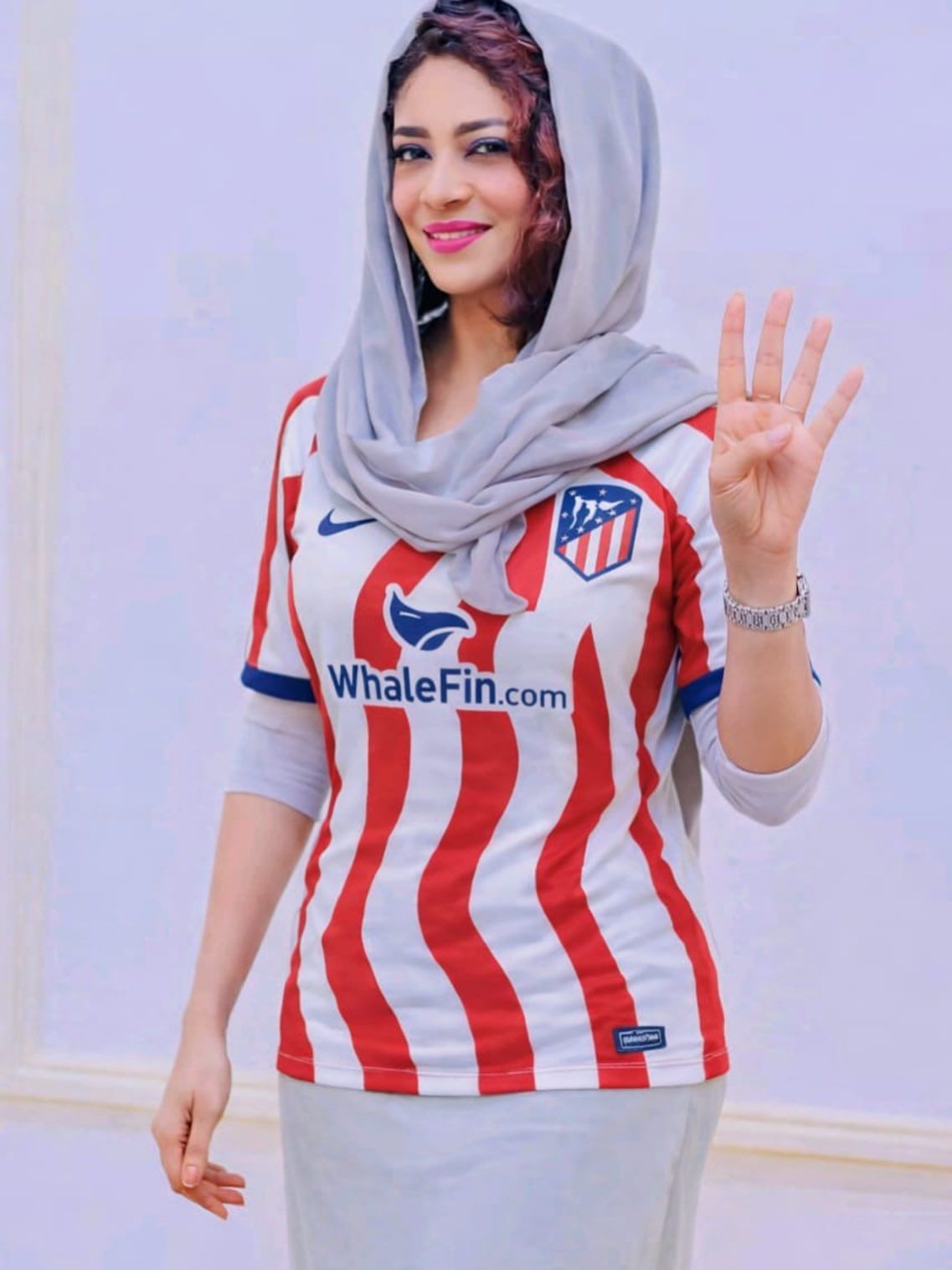 شاهد بالصورة.. ظهرت بشعار أتلتيكو مدريد وهي تلوح بالرقم 4!! هل قصدت المذيعة السودانية سهام عمر السخرية من برشلونة بعد الهزيمة المذلة؟