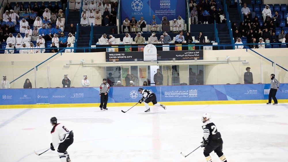 ذياب بن محمد بن زايد يشهد جانباً من منافسات بطولة هوكي الجليد ضمن فعاليات ألعاب الماسترز أبوظبي 2026
