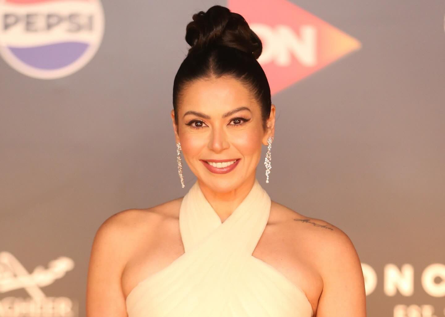 متابعة- لقاء الخميسي تتحدّث عن “الصفعة التي هزّتها”… وزوجها يعتذر لها علنًا