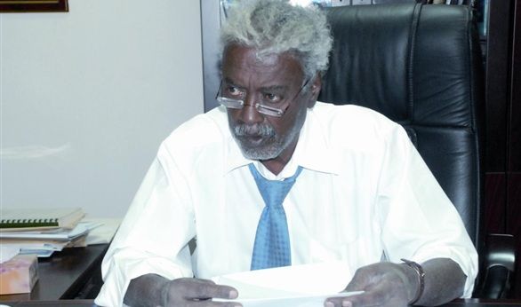 شاهد بالفيديو.. السياسي الراحل غازي سليمان: (لم أعد افرح لأن شعب السودان لم يفرح بعد وعلي الطلاق إبنتي “أم النصر” أرجل من 100 راجل)