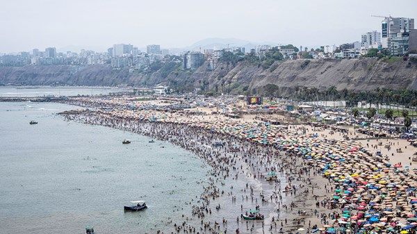 بيرو تتجه لإغلاق أحد شواطئها جراء التلوث