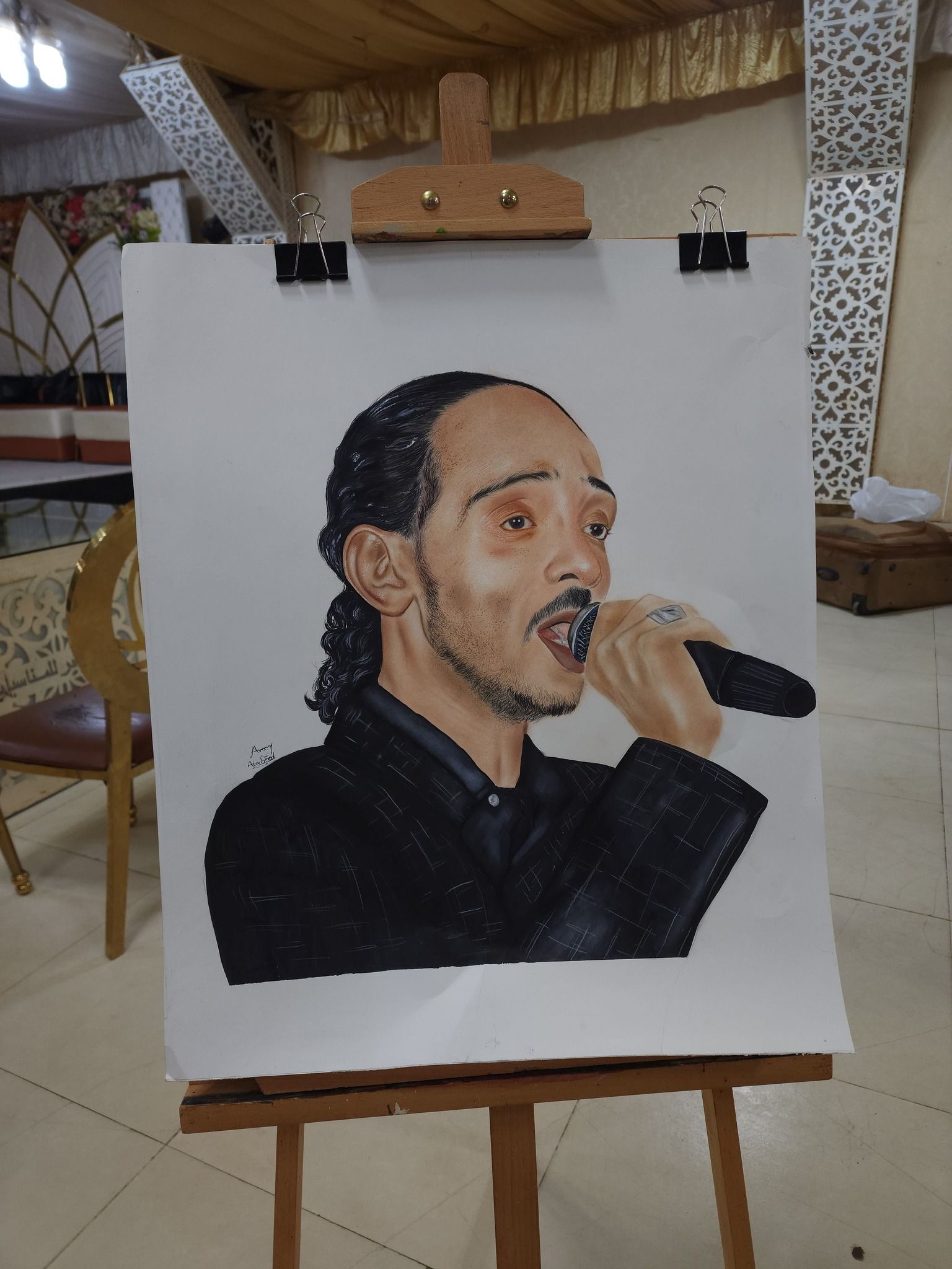 شاهد بالصورة.. فنانة تشكيلية تعرض لوحة للفنان الراحل محمود عبد العزيز للبيع بمبلغ 5 مليار جنيه وساخرون: (إلا يشتريها مأمون لزوجته حنين)