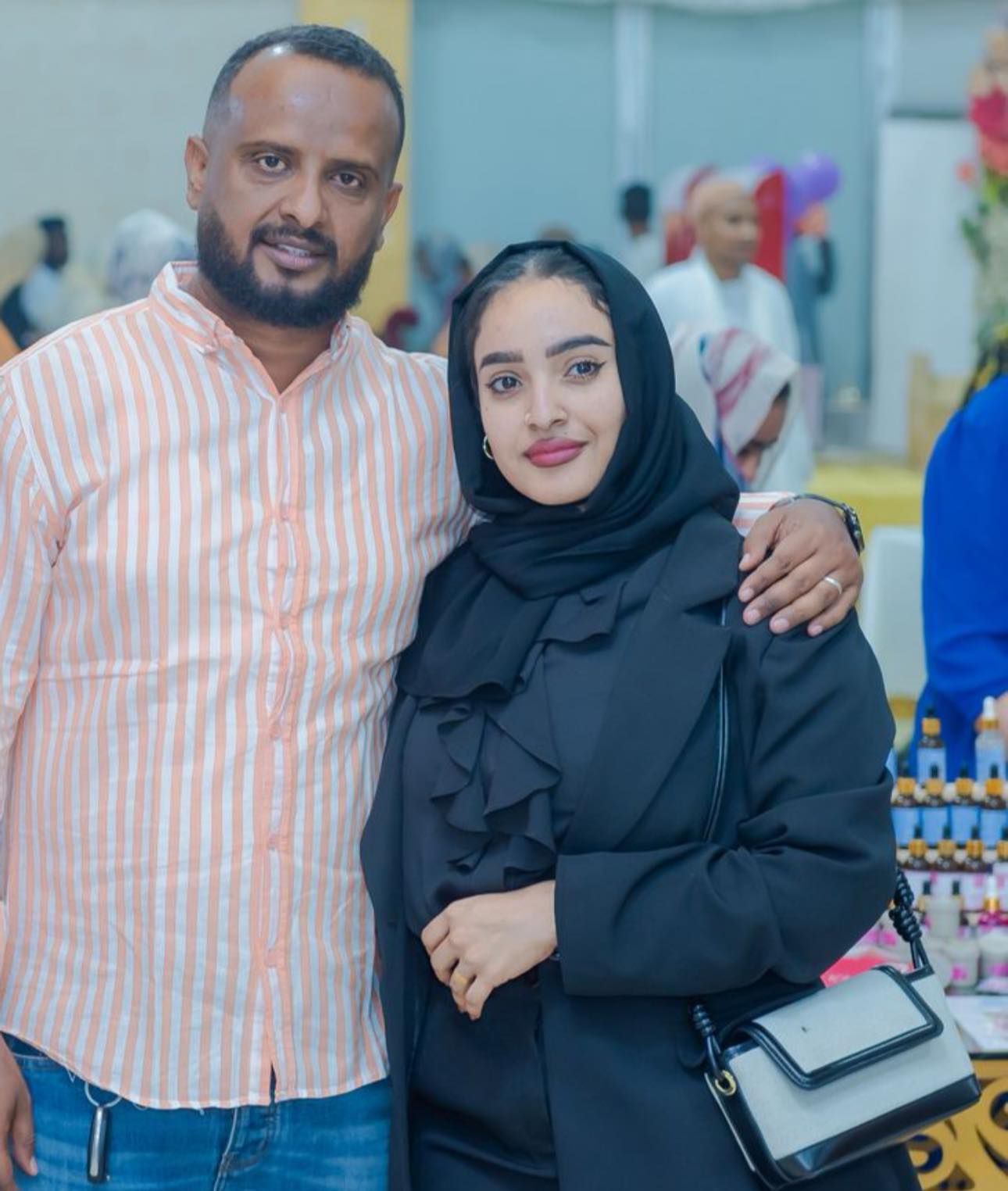 شاهد.. سيدة الأعمال ونجمة السوشيال ميديا ثريا عبد القادر تحتفل بنجاح “بازارها” بصورة رومانسية مع زوجها