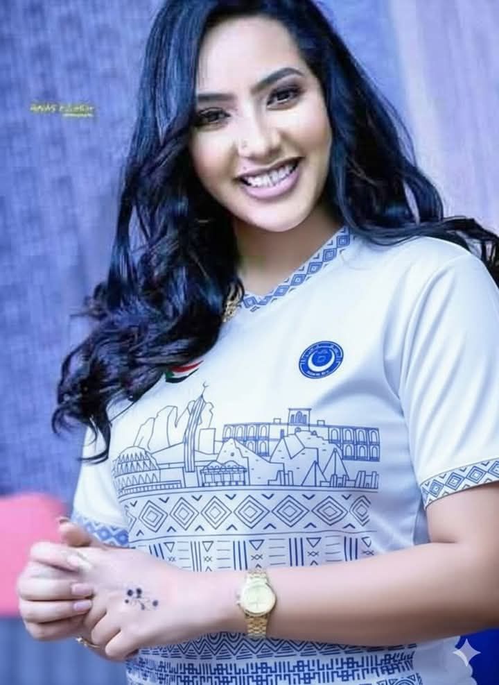 شاهد بالصورة.. ظهرت بتشيرت الفريق.. حسناء الإعلام السوداني تشعل مواقع التواصل في ليلة تأهل الهلال لربع نهائي أبطال أفريقيا