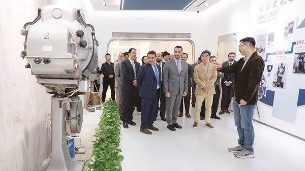 سلطان بن أحمد يزور استوديوهات وحديقة شنغهاي السينمائية