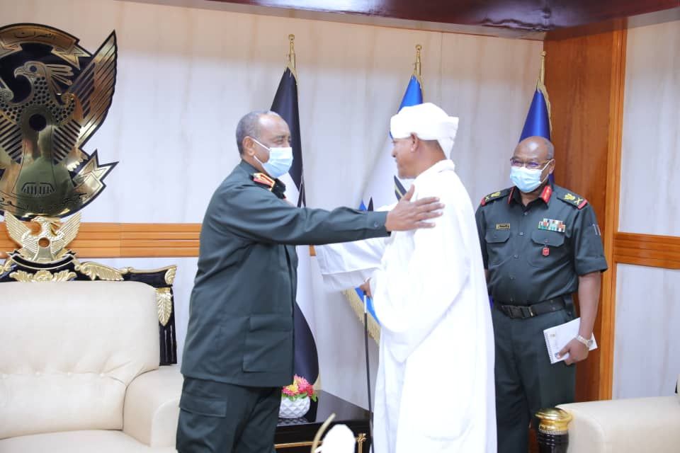 شاهد بالفيديو.. لدى مخاطبته جنوده.. زعيم قبيلة المحاميد موسى هلال: (نثق في الفريق البرهان نقف معه من أجل قضية الوطن)