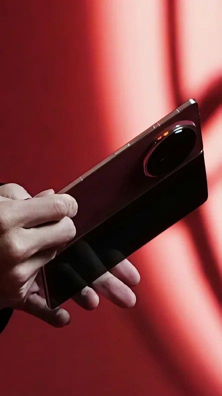 تكنولوجيا: Honor Magic V6 يظهر باللون الأحمر الداكن في أول صور مسربة بتصميم فائق النحافة