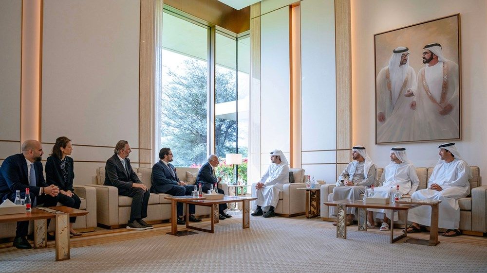 مكتوم بن محمد يلتقي رئيس مجلس إدارة شركتيّ «هونج كونج وشنغهاي للفنادق» و«سي إل بي القابضة للطاقة»