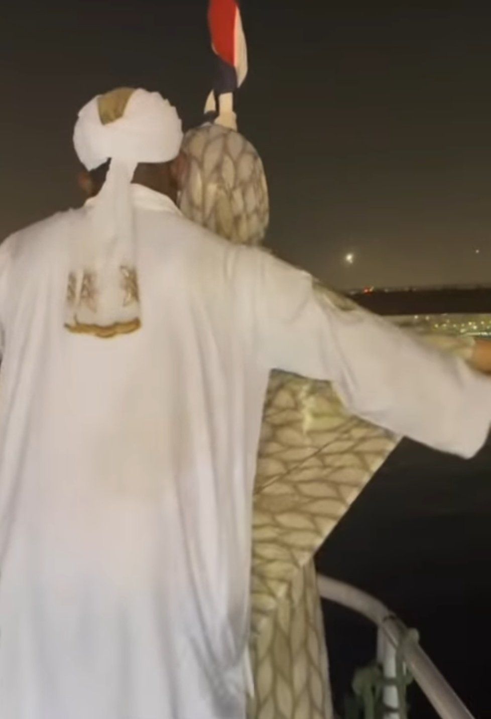 شاهد بالفيديو.. عريس سوداني يحتفل مع عروسته من رأس السفينة على طريقة “تايتنك” وساخرون: (أب جيقة وأم جيقة أقعدوا ساي)