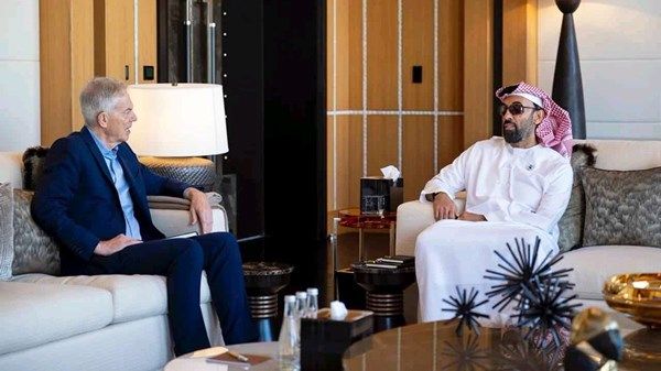 طحنون بن زايد يلتقي رئيس مجلس الإدارة التنفيذي لمعهد توني بلير للتغيير العالمي