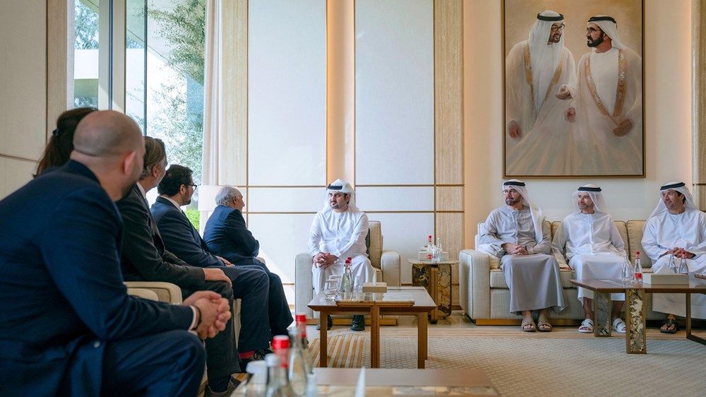 مكتوم بن محمد يلتقي رئيس مجلس إدارة شركتيّ «هونج كونج وشنغهاي للفنادق» و«سي إل بي القابضة للطاقة»