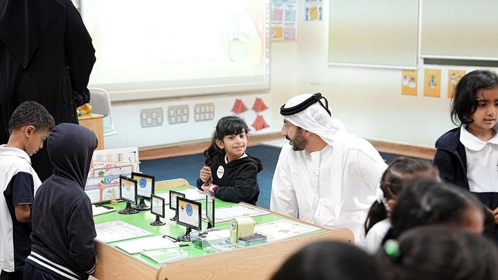 ولي عهد رأس الخيمة يزور روضة الغدير في الجزيرة الحمراء