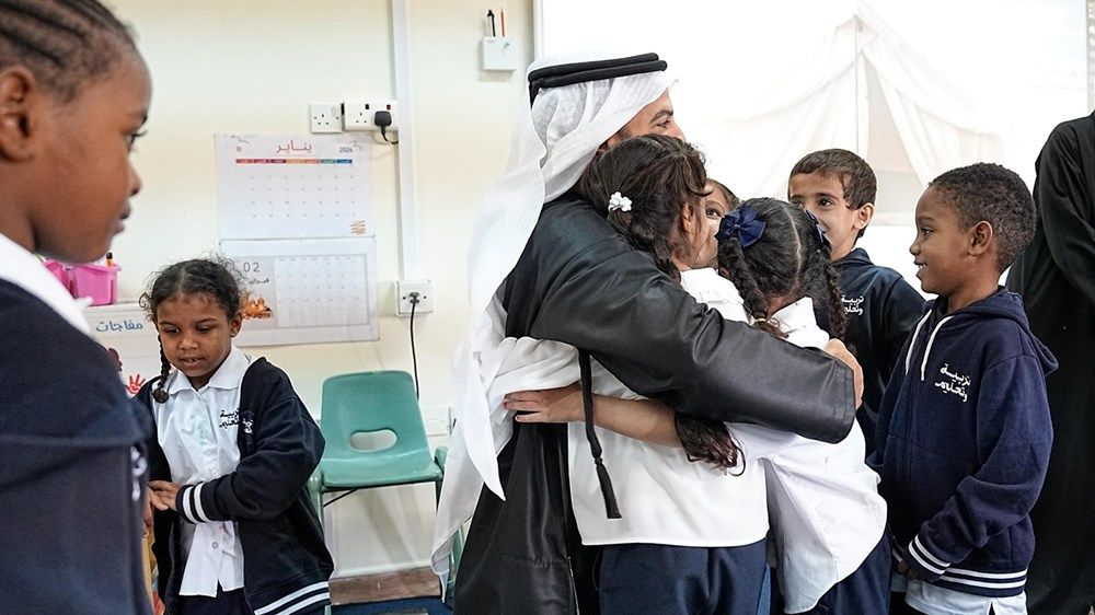 ولي عهد رأس الخيمة يزور روضة الغدير في الجزيرة الحمراء