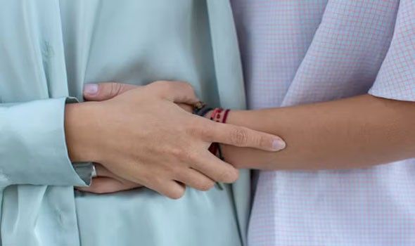 عناق واحد يوميًا يقلل التوتر ويحمي القلب ويحسن المزاج ويعزز الانتماء النفسي