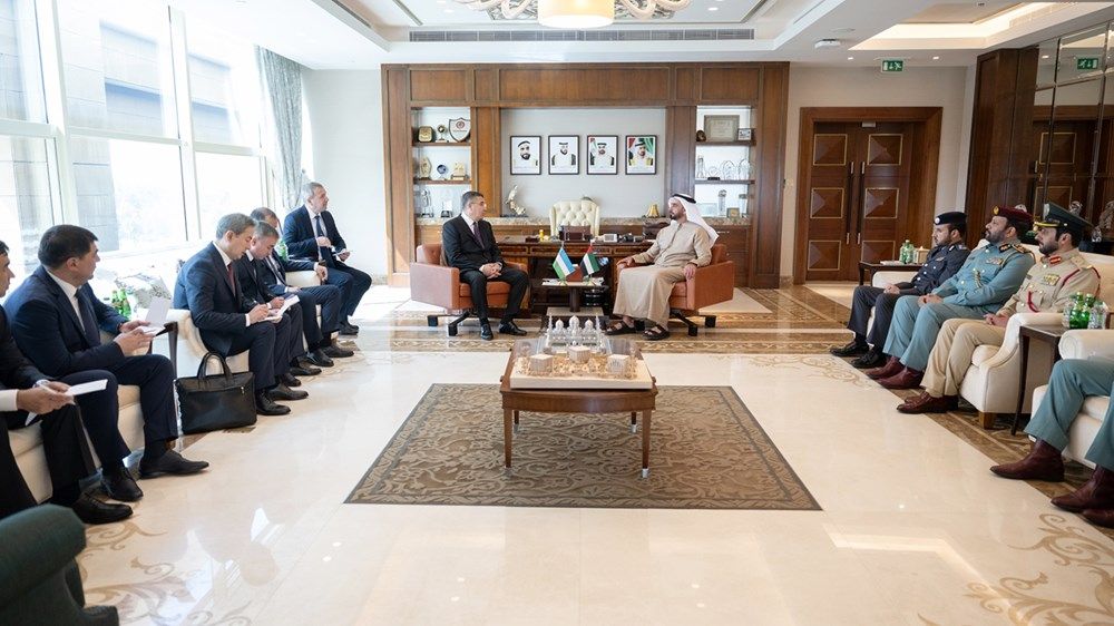 سيف بن زايد يلتقي وزير الداخلية الأوزبكي