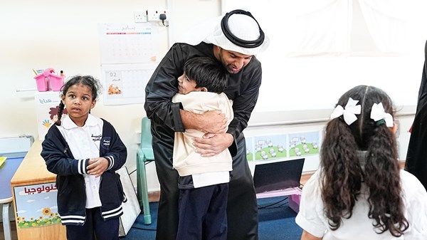 ولي عهد رأس الخيمة يزور روضة الغدير في الجزيرة الحمراء