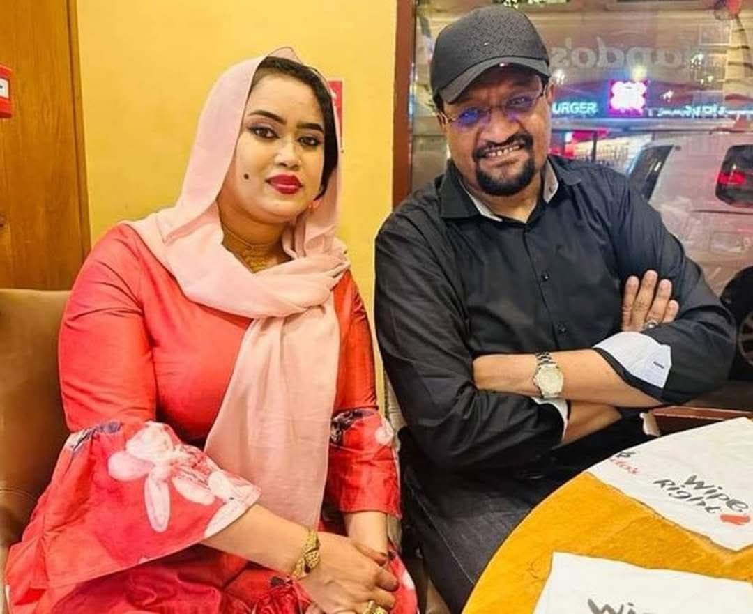 شاهد.. صورة شيخ الأمين والصحفية عائشة الماجدي تتصدر الترند على مواقع التواصل وساخرون: (عشة جات تاخد الطريقة لقت مافي)