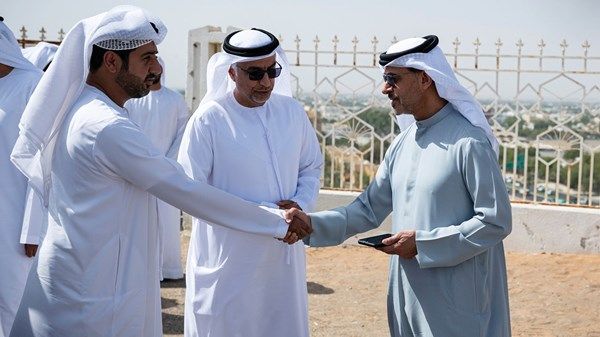 هزاع بن زايد يطلع على عدد من المشاريع التطويرية في منطقة العين