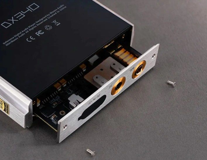 تكنولوجيا: يضم جهاز iBasso DX340 Limited Edition مشغل موسيقى رائدًا مزودًا ببطارية مزدوجة ومضخم صوت معياري مصنوع من التيتانيوم.