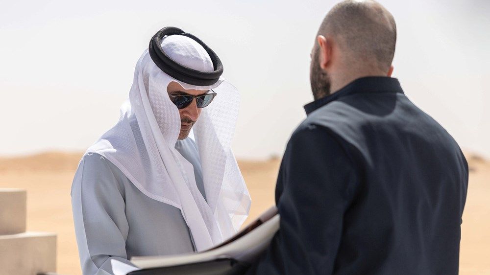 هزاع بن زايد يطلع على عدد من المشاريع التطويرية في منطقة العين