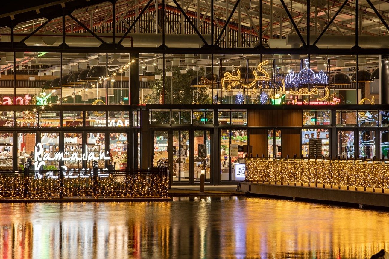 رمضان في الإمارات.. أجواء روحانية ومرونة في العمل واستقرار في الأسواق